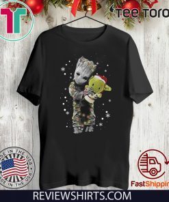 Baby Groot hug Baby Yoda doll Christmas 2020 T-Shirt