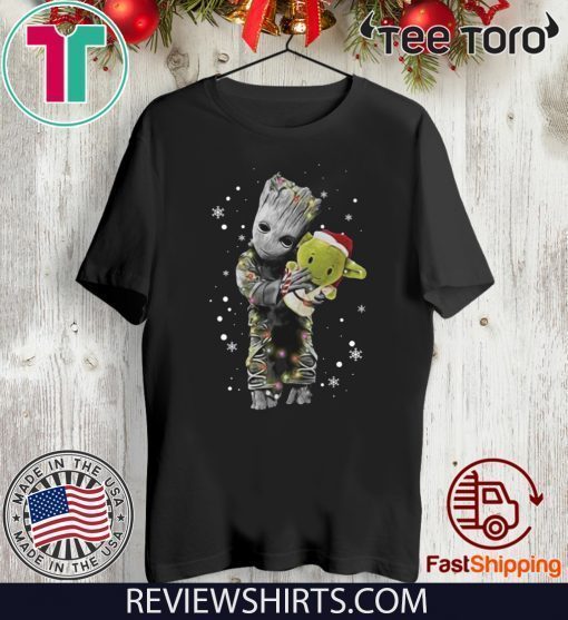 Baby Groot hug Baby Yoda doll Christmas 2020 T-Shirt