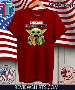 Baby Yoda Hug Chicago Blackhawks Limited Edition T-Shirt