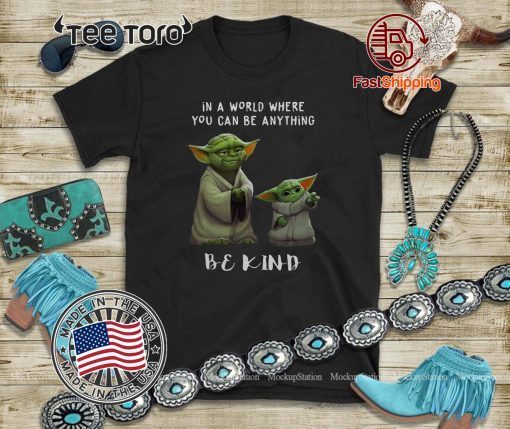 Star Wars Yoda and Baby Yoda in a world where you can be anything be kind Offcial T-Shirt