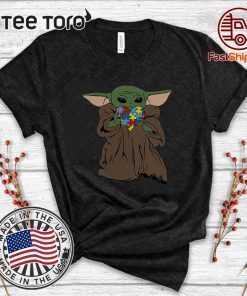 Yoda baby hugs Autism heart Offcial T-Shirt