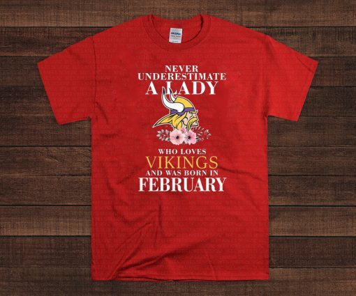 NEVER UNDERESTIMATE A WOMAN A LADY WHO LOVES VIKINGS FEBRUARY 2020 T-SHIRT